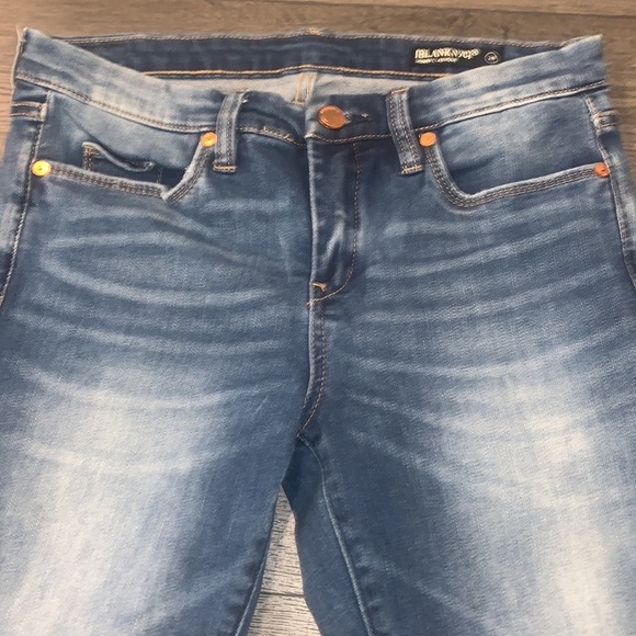 Blank NYC Skinny Classique Cropped Frayed/Jagged Hem Size 28 Medium Wash - Picture 8 of 15